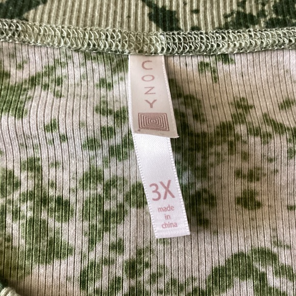 Lula Roe Ladies Green Snake Skin Print 3X Long Sleeve V Neck Shirt - Picture 3 of 7